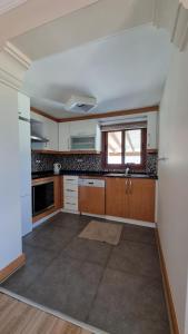 カラブルンにあるayı balığı koyuの窓のある空きキッチン(木製キャビネット付)