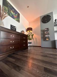 una stanza con cassettiera e orologio sul muro di Zuzu’s home a Rîşnov