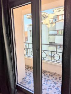 een glazen schuifdeur met uitzicht op een balkon bij ERA - Optional parking in Romans-sur-Isère +134 foto's