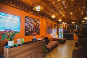 Sapa Central House في سابا: غرفة انتظار مع أريكة وشاشة كبيرة