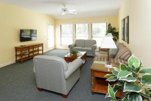 un salon avec deux chaises et un canapé dans l'établissement Shipyard by Spinnaker Resorts, à Île de Hilton-Head