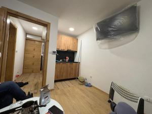 una habitación con una cocina con una pared con una bolsa en la pared en SkyLux Vlašić, en Šišava