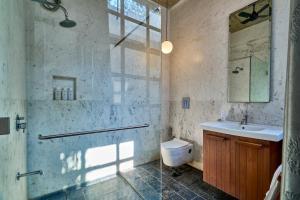 Koupelna v ubytování SaffronStays Zen, Igatpuri - lake-view villa with indoor and outdoor games + 33 fotografií