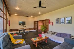 TV a/nebo společenská místnost v ubytování SaffronStays Zen, Igatpuri - lake-view villa with indoor and outdoor games