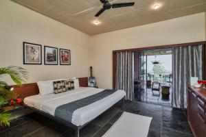 Postel nebo postele na pokoji v ubytování SaffronStays Zen, Igatpuri - lake-view villa with indoor and outdoor games