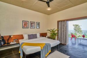 Posezení v ubytování SaffronStays Zen, Igatpuri - lake-view villa with indoor and outdoor games