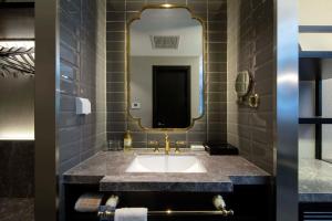 Ένα μπάνιο στο Crystal Hotel Shanghai Lujiazui Oriental Pearl Tower +56 φωτογραφίες