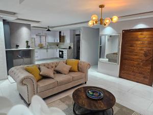 LothlekaneBill's villa的客厅里有一张沙发和一张桌子。