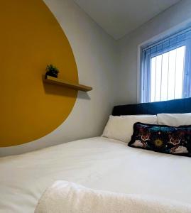 um quarto com uma cama com uma almofada e uma janela em 8 person 4 bedroom 4en-suite Free Parking em Warwick