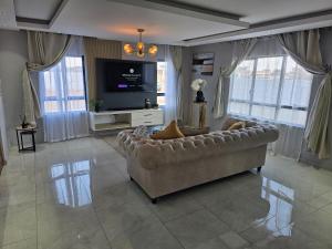 Una televisión o centro de entretenimiento en Bill's villa