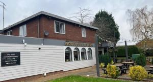 um prédio com uma placa que diz "refeição feminina" em 8 person 4 bedroom 4en-suite Free Parking em Warwick