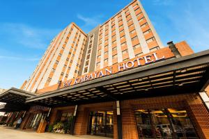 马尼拉Kabayan Hotel Pasay的建筑物正面的酒店标志