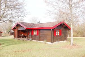 een kleine blokhut met een rood dak bij Ferienhaus Neckar 70 in Hayingen