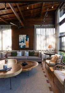 ein Wohnzimmer mit Sofa und Tisch in der Unterkunft LohonoStays Amani Villa 9B in Coonoor