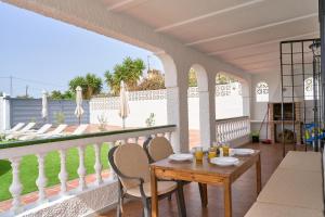 un patio con tavolo e sedie su un balcone di Villa Grayce a Frigiliana