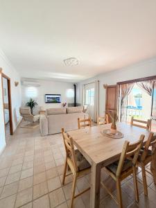 un soggiorno con tavolo, sedie e divano di Villa Grayce a Frigiliana