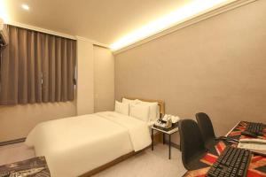 Postel nebo postele na pokoji v ubytování Bucheon Daon Hotel + 10 fotografií