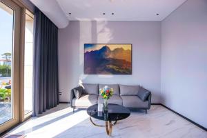 een woonkamer met een bank en een tafel bij Toàn Cầu Villa in Dương Cảnh