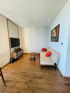 ein Wohnzimmer mit Sofa und Fernseher in der Unterkunft Minh Tân Apartment Mandala in Mui Ne + 29 Fotos