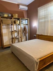 Diadema Ocean Resort Pwani في بواني ماكهانجاني: غرفة نوم مع سرير ورف للملابس