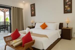 Postel nebo postele na pokoji v ubytování Villa Belharra + 36 fotografií