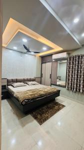 ein Schlafzimmer mit einem großen Bett und einer Decke in der Unterkunft Geeta's Luxuria in Varanasi + 21 Fotos