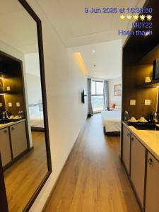 einen großen Spiegel in einem Zimmer mit Schlafzimmer in der Unterkunft Minh Tân Apartment Mandala in Mui Ne