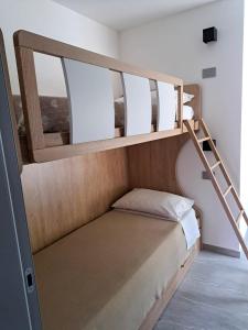 una camera con letto a castello e scala di Casa da Normi a Valdisotto