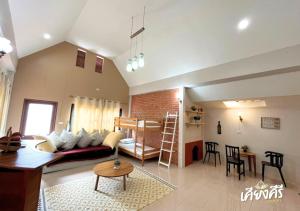 een woonkamer met een bank en een stapelbed bij Bann Kieng Kiri in Mu Si