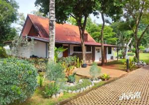 een huis met een tuin ervoor bij Bann Kieng Kiri in Mu Si