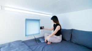 Una televisión o centro de entretenimiento en Bobopod Juanda, Jakarta