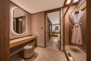 une salle de bains avec toilettes, lavabo et miroir dans l'établissement Orange Crystal Beijing Capital Airport New International Exhibition Hotel, à Pékin 34 autres photos