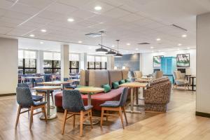 Posezení v ubytování Home2 Suites Pensacola I-10 At North Davis Hwy