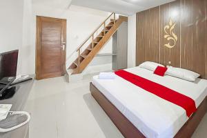 Ένα ή περισσότερα κρεβάτια σε δωμάτιο στο RedDoorz near Exit Toll Kalijati Subang