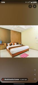 Una foto de un dormitorio con una cama grande. en Hotel bodhi Inn, en Lucknow