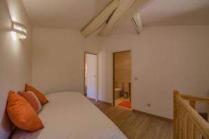 a bedroom with a bed and a bathroom at Spacieux Duplex - Lumineux et Calme - Alpilles in Eyguières +7 photos