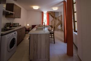 a kitchen with a sink and a washing machine at Spacieux Duplex - Lumineux et Calme - Alpilles in Eyguières