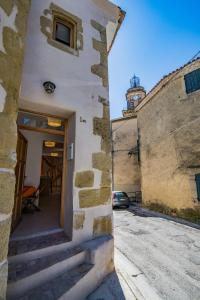 a view of a building from the street at Spacieux Duplex - Lumineux et Calme - Alpilles in Eyguières
