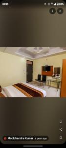 Una habitación de hotel con una cama y una sala de estar. en Hotel bodhi Inn, en Lucknow