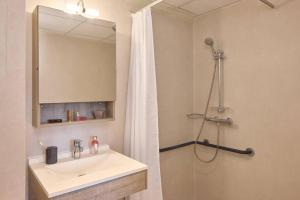 Koupelna v ubytování Quality Suites Le Havre les docks + 26 fotografií