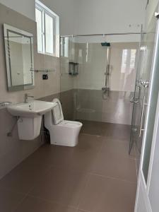 Villa Kia Ora في غالي: حمام مع مرحاض ومغسلة ودش