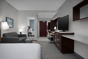 Μια τηλεόραση ή/και κέντρο ψυχαγωγίας στο Home2 Suites by Hilton Lake City