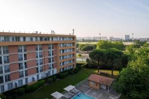 an aerial view of a building and a swimming pool at Comfort Aparthotel Toulouse Métropole in Toulouse