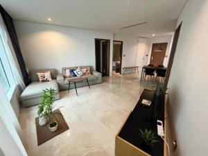 una sala de estar con un sofá y una mesa en Vortex klcc by AzlanAdiyan, en Kuala Lumpur