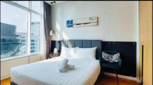 1 dormitorio con 1 cama con silla y ventana en Vortex klcc by AzlanAdiyan, en Kuala Lumpur 38 fotos más