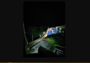 een uitzicht vanuit een raam van een straat 's nachts bij Khan Regency Hotel in Dargai