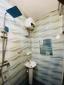 Et badeværelse på Cozy and Luxury One Bedroom, 247 light