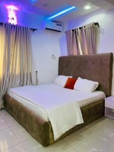 En eller flere senge i et værelse på Cozy and Luxury One Bedroom, 247 light