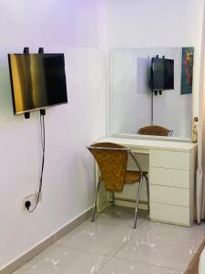 Et tv og/eller underholdning på Cozy and Luxury One Bedroom, 247 light + 6 billeder