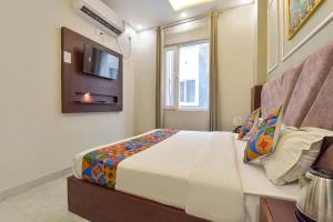 Телевизор и/или развлекательный центр в FabHotel Mahadev Palace